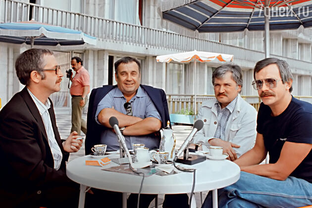 Василий Ливанов, Эльдар Рязанов, Игорь Масленников и Никита Михалков во время съемки «Кинопанорамы» на ММКФ. 1981 г. Василий Ливанов, Эльдар Рязанов, Игорь Масленников и Никита Михалков во время съемки «Кинопанорамы» на ММКФ. 1981 г.