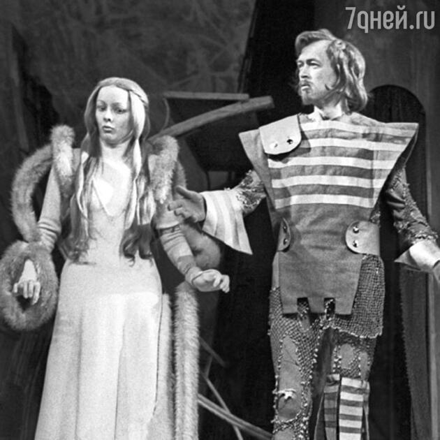 Спектакль английского режиссера Питера Джеймса «Двенадцатая ночь». На фото (слева направо): Оливия-артистка А. Вертинская, Антонио - артист Р. Суховерко, Орсино - артист Ю. Богатырев. Спектакль английского режиссера Питера Джеймса «Двенадцатая ночь». На фото (слева направо): Оливия-артистка А. Вертинская, Антонио - артист Р. Суховерко, Орсино - артист Ю. Богатырев.