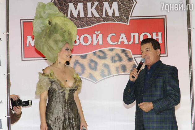 Иосиф Кобзон преподнес Лениной цветы и спел «Как здорово, что все мы здесь, у Лены собрались» Иосиф Кобзон преподнес Лениной цветы и спел «Как здорово, что все мы здесь, у Лены собрались»