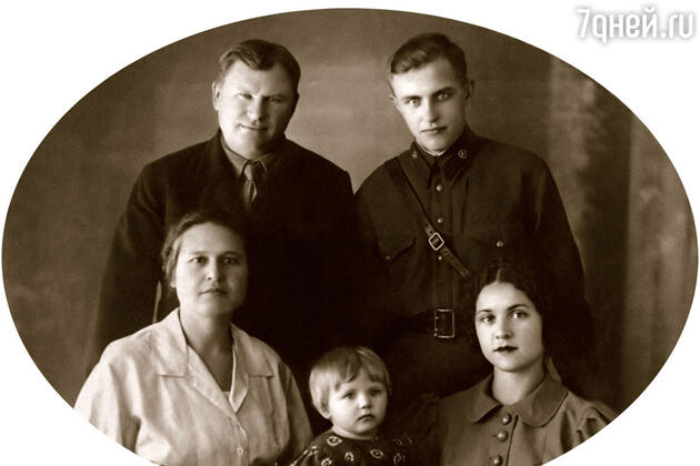 Я с папой, мамой, бабушкой и ее мужем Я с папой, мамой, бабушкой и ее мужем