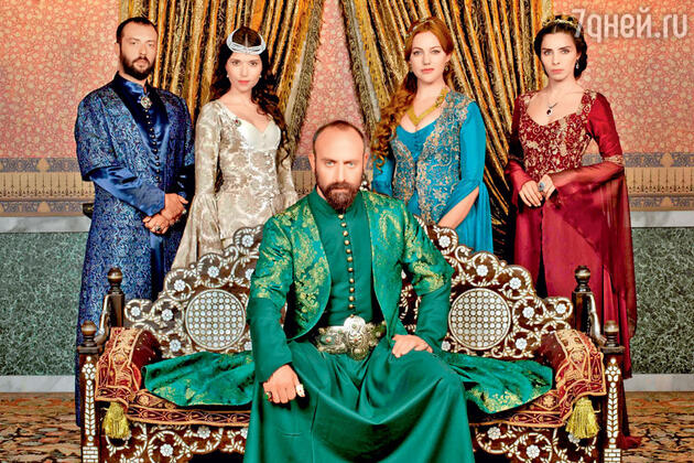 Над созданием роскошных нарядов для персонажей сериала (а их более ста) трудились несколько пошивочных мастерских Над созданием роскошных нарядов для персонажей сериала (а их более ста) трудились несколько пошивочных мастерских