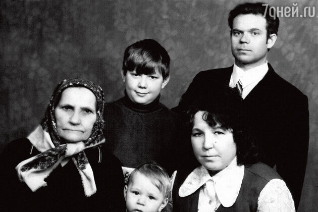 С мамой Валентиной Григорьевной, отцом Александром Николаевичем, старшим братом Женей и бабушкой Машей. 1976 г. С мамой Валентиной Григорьевной, отцом Александром Николаевичем, старшим братом Женей и бабушкой Машей. 1976 г.