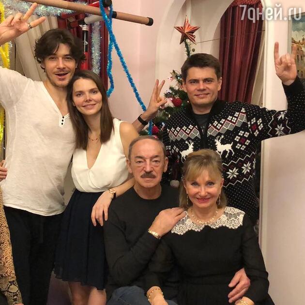 Елизавета Боярская с мужем Максимом Матвеевым, родителями Михаилом Боярским и Ларисой Луппиан, братом Сергеем Елизавета Боярская с мужем Максимом Матвеевым, родителями Михаилом Боярским и Ларисой Луппиан, братом Сергеем