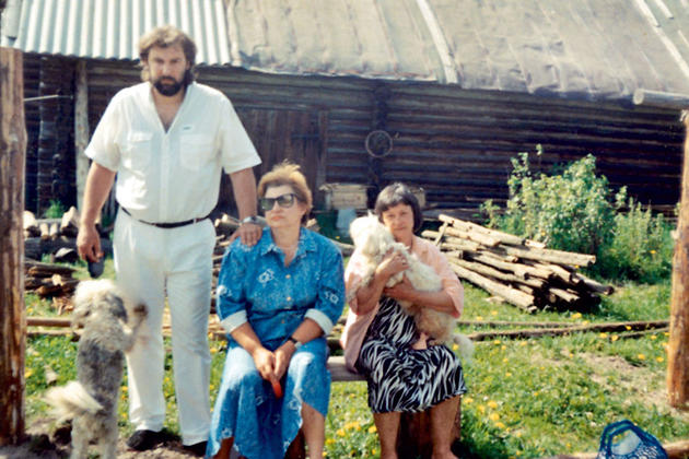 С мужем художником Сергеем Соколовым и сестрой Галей (в центре) в деревне Лисицыно, где актриса прожила последние годы. 1995 г. С мужем художником Сергеем Соколовым и сестрой Галей (в центре) в деревне Лисицыно, где актриса прожила последние годы. 1995 г.