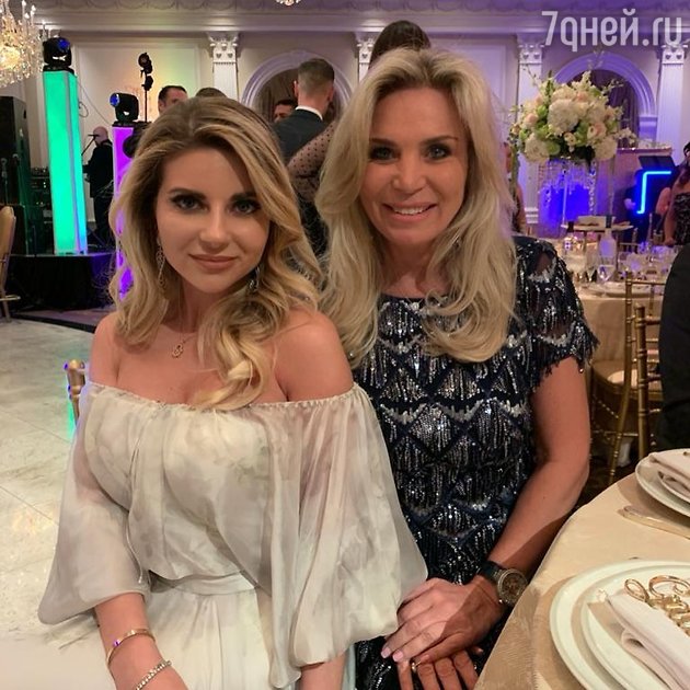 Галина Юдашкина стала копией матери Галина Юдашкина стала копией матери