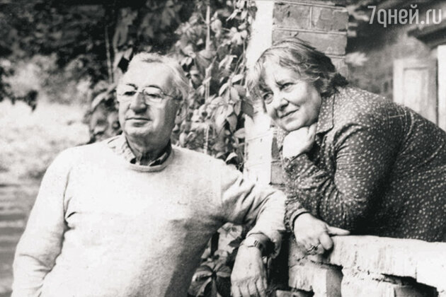Родители Павла Лунгина. Отец — Семен Львович — был известным сценаристом, мама — Лилианна Зиновьевна — знаменитым переводчиком, подарившим русским детям Карлсона и Пеппи Длинный Чулок. 1990-е годы Родители Павла Лунгина. Отец — Семен Львович — был известным сценаристом, мама — Лилианна Зиновьевна — знаменитым переводчиком, подарившим русским детям Карлсона и Пеппи Длинный Чулок. 1990-е годы
