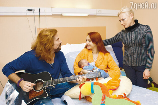 В день выписки из роддома с мамой Марины — Ириной. Биарриц, январь, 2009 г. В день выписки из роддома с мамой Марины — Ириной. Биарриц, январь, 2009 г.