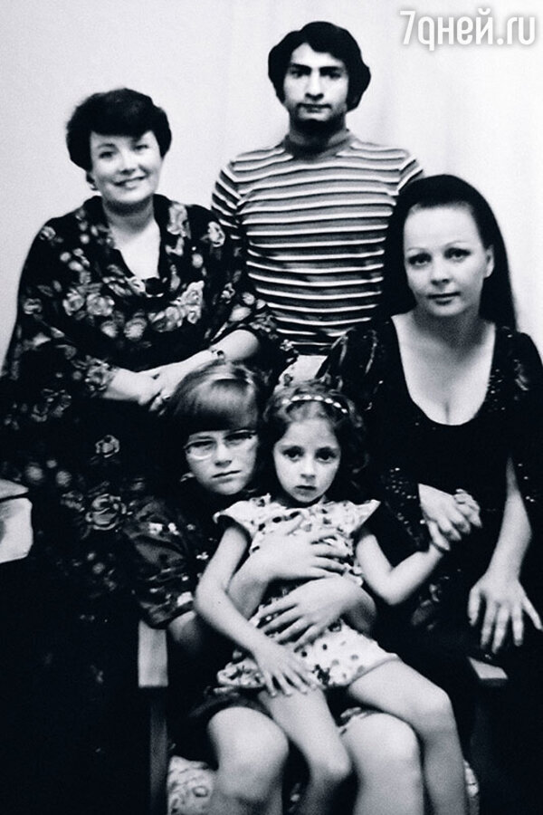 Василий Васильев, Галина Храмова и Кнея Васильева (слева от Василия — сестра Галины и ее дочка)