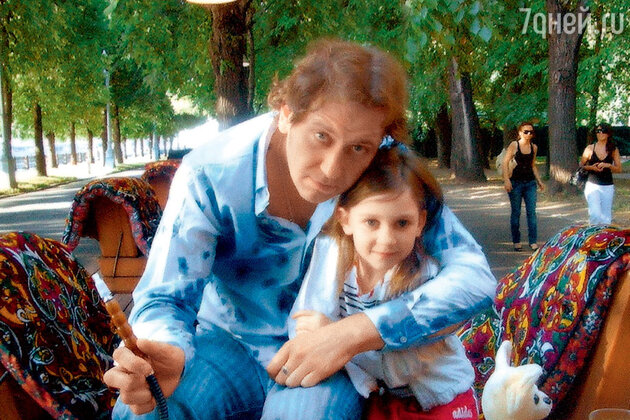 «Долгие годы наши встречи с Соней проходили под бдительным присмотром бывшей жены. Общаться один на один мы стали только год назад. Столько времени упущено!» «Долгие годы наши встречи с Соней проходили под бдительным присмотром бывшей жены. Общаться один на один мы стали только год назад. Столько времени упущено!»