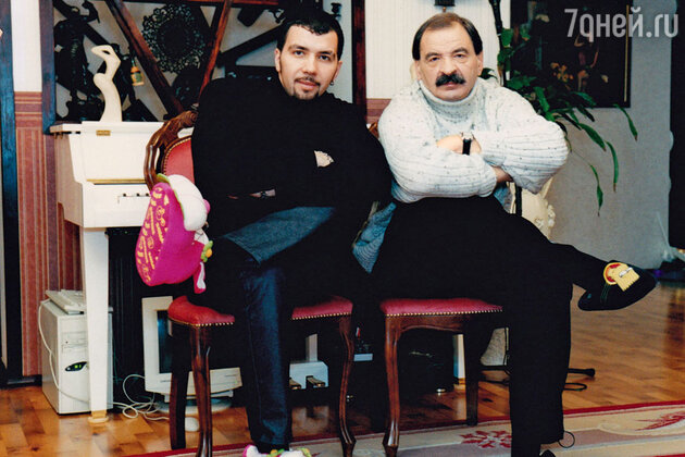 Денис с отцом Ильей Олейниковым. 2004 г. Денис с отцом Ильей Олейниковым. 2004 г.