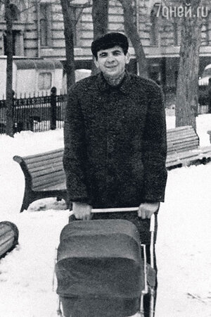 Илья Львович гуляет с сыном. 1975 г. Илья Львович гуляет с сыном. 1975 г.