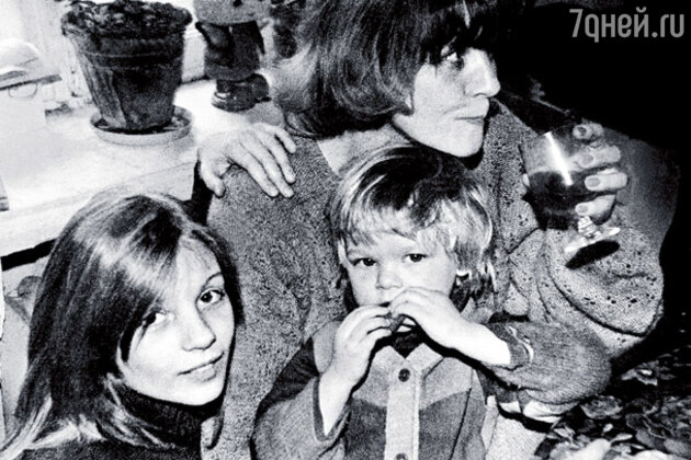 Я с мамой и младшей сестренкой Настей Старыгиной. Она моложе на восемь лет Я с мамой и младшей сестренкой Настей Старыгиной. Она моложе на восемь лет