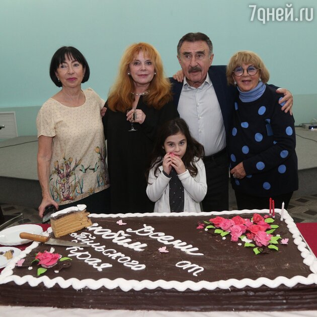 Президент фестиваля Алла Сурикова, Клара Новикова и Леонид Каневский с женой и внучкой Президент фестиваля Алла Сурикова, Клара Новикова и Леонид Каневский с женой и внучкой