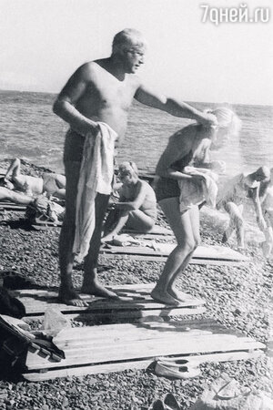 С мужем Игорем Владимировым. Ялта, 1965 г. С мужем Игорем Владимировым. Ялта, 1965 г.