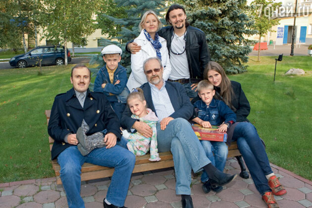 Мы с Володей, наши сыновья Илья и Денис, жена Ильи Аня и их дети Иван, Фекла и Серафим Мы с Володей, наши сыновья Илья и Денис, жена Ильи Аня и их дети Иван, Фекла и Серафим