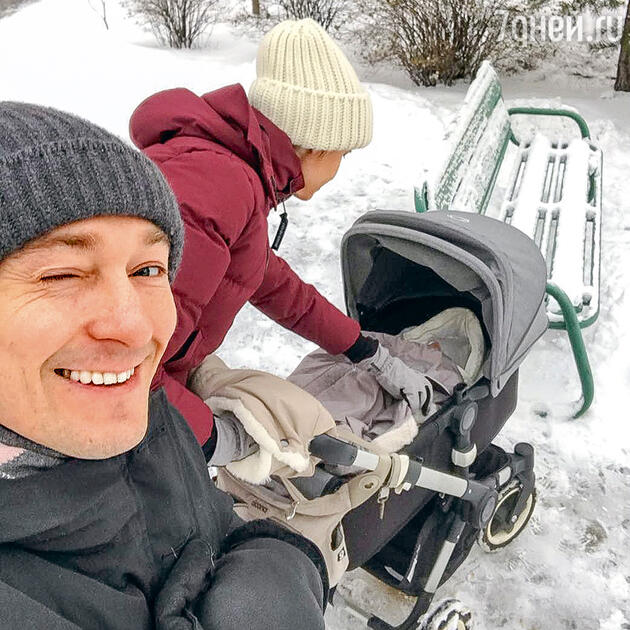 Счастливые родители на прогулке с сыном Степаном Счастливые родители на прогулке с сыном Степаном
