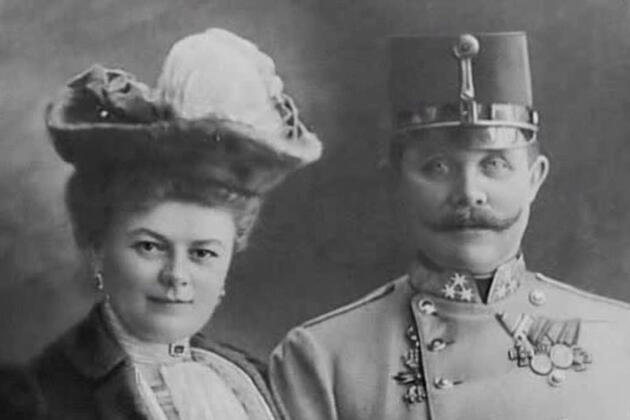 28 июня 1914 г. исполнялось 14 лет с тех пор, как эрцгерцог Франц Фердинанд и София получили главное — счастье быть вдвоем. Возможность поехать вместе с женой была для него очень важна 28 июня 1914 г. исполнялось 14 лет с тех пор, как эрцгерцог Франц Фердинанд и София получили главное — счастье быть вдвоем. Возможность поехать вместе с женой была для него очень важна
