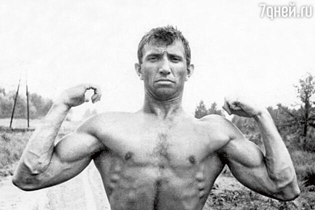 Во ВГИКе я вел себя нагло, пер вперед, как бизон: накачанные бицепсы, гитара, девки. В общежитии часто дрался Во ВГИКе я вел себя нагло, пер вперед, как бизон: накачанные бицепсы, гитара, девки. В общежитии часто дрался