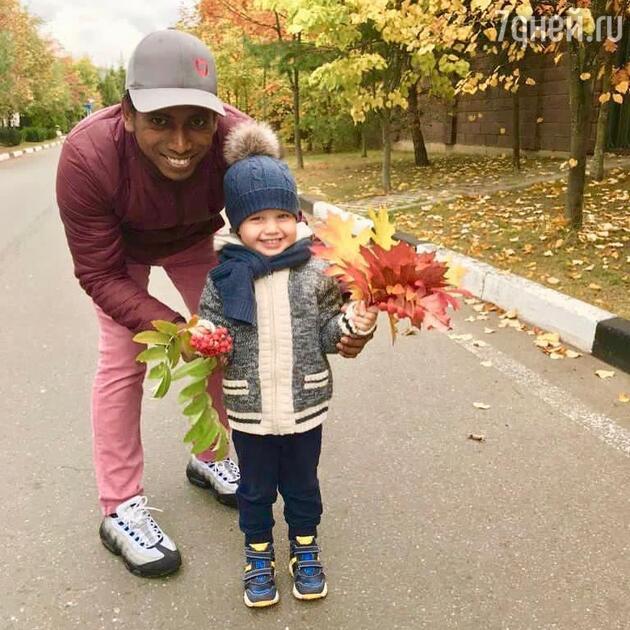 Сын Ксении Собчак со своим наставником по имени Треволта Сын Ксении Собчак со своим наставником по имени Треволта