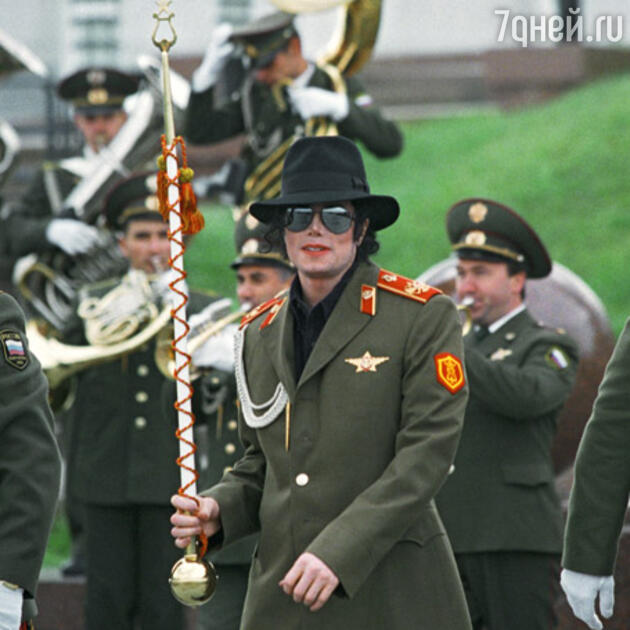 Майкл Джексон во время гастролей в Москве в 1993 году Майкл Джексон во время гастролей в Москве в 1993 году