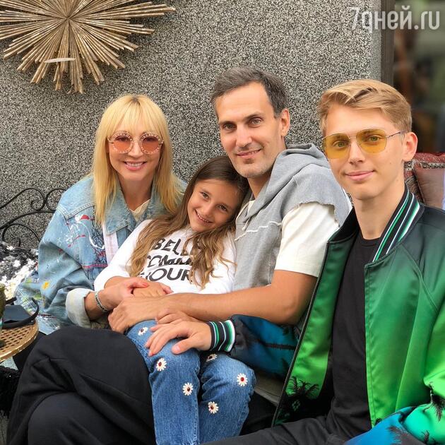 Кристина Орбакайте с мужем, дочкой Клавдией и сыном Дени Кристина Орбакайте с мужем, дочкой Клавдией и сыном Дени