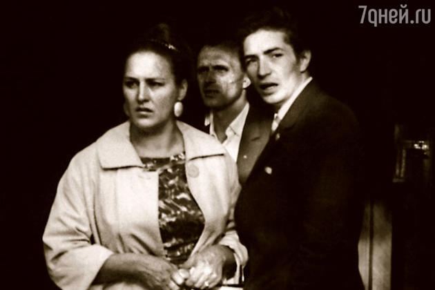 В Нонну влюбился актер Юра Каморный. Но сестра не принимала его ухаживаний, он был ненамного старше ее сына и внешне очень походил на Володю… В Нонну влюбился актер Юра Каморный. Но сестра не принимала его ухаживаний, он был ненамного старше ее сына и внешне очень походил на Володю…