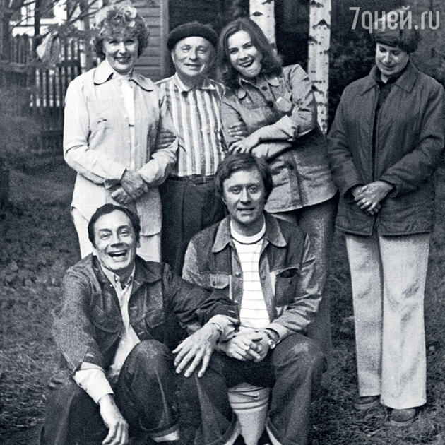 Вера Васильева с Владимиром Ушаковым, Андреем Мироновым, Ларисой Голубкиной и дачными друзьями Вера Васильева с Владимиром Ушаковым, Андреем Мироновым, Ларисой Голубкиной и дачными друзьями