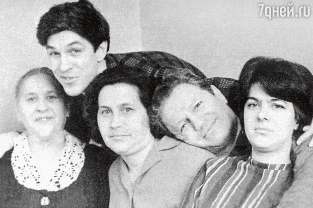 Борис и Луиза Хмельницкие с родителями и тетей Анной (крайняя слева). 1962 г. Борис и Луиза Хмельницкие с родителями и тетей Анной (крайняя слева). 1962 г.