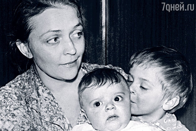 Татьяна Ильина с детьми Лешей и Сашей Татьяна Ильина с детьми Лешей и Сашей