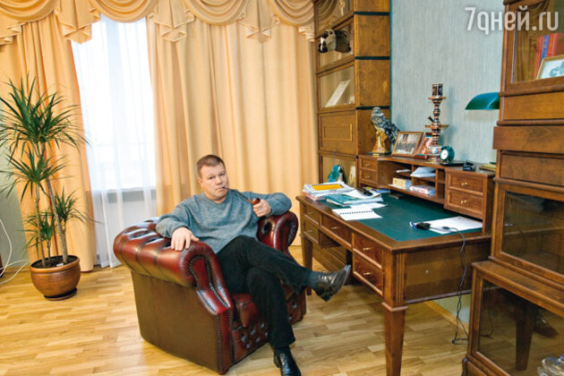 «Раньше у меня был классический кабинет в консервативном стиле. Тогда это было модно. Сейчас ни за что подобное не сотворил бы! Если надо что-то написать, открыл ноутбук прямо на коленях и работай себе», — говорит Сергей Селин «Раньше у меня был классический кабинет в консервативном стиле. Тогда это было модно. Сейчас ни за что подобное не сотворил бы! Если надо что-то написать, открыл ноутбук прямо на коленях и работай себе», — говорит Сергей Селин
