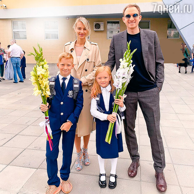 Андрей Бурковский с женой Ольгой и детьми — Максимом и Алисой Андрей Бурковский с женой Ольгой и детьми — Максимом и Алисой