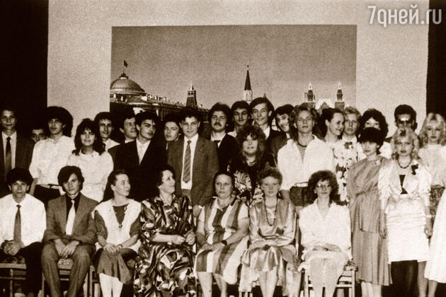На выпускном вечере. В центре — Алла Пугачева и Владимир Пресняков-младший. Кристина — крайняя справа На выпускном вечере. В центре — Алла Пугачева и Владимир Пресняков-младший. Кристина — крайняя справа