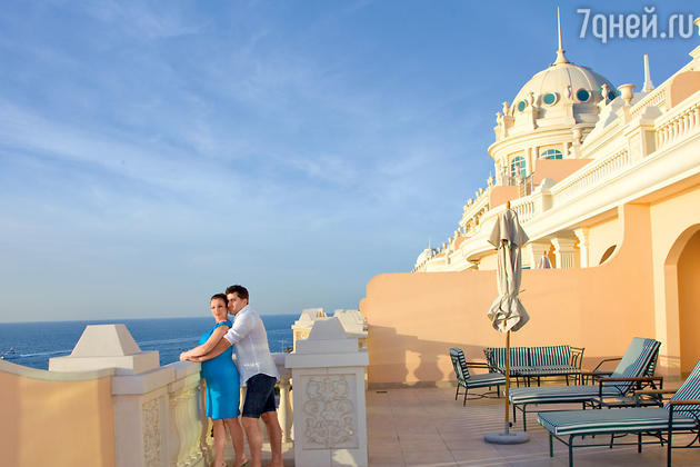 В номере-люкс одного из лучших отелей Дубая —«Kempinski Hotel & Residences Palm Jumeirah» с балкона открывается потрясающий вид на Персидский залив В номере-люкс одного из лучших отелей Дубая —«Kempinski Hotel & Residences Palm Jumeirah» с балкона открывается потрясающий вид на Персидский залив