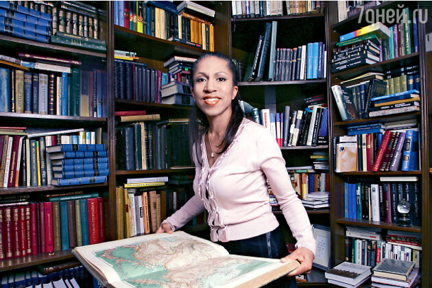 Елена Ханга написала книгу, по которой даже собирается снимать полнометражное кино Елена Ханга написала книгу, по которой даже собирается снимать полнометражное кино