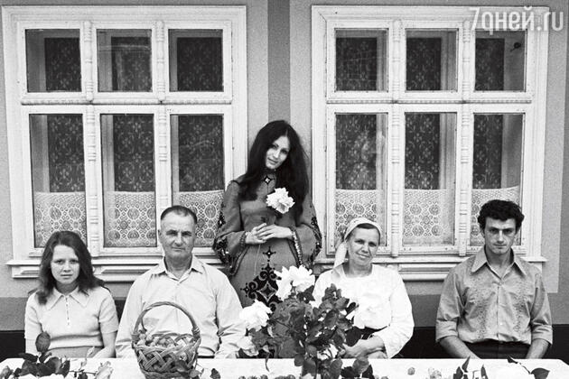 Ротару в Маршинцах с родителями Михаилом Федоровичем и Александрой Ивановной, сестрой Аурикой и братом Анатолием Ротару в Маршинцах с родителями Михаилом Федоровичем и Александрой Ивановной, сестрой Аурикой и братом Анатолием