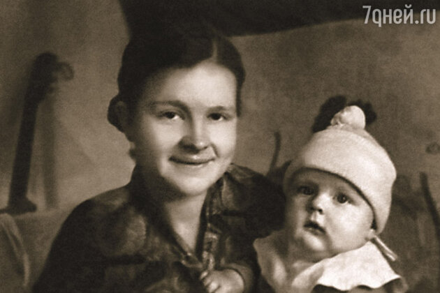 Одна из немногих фотографий, где я с мамой. Мне было семь, когда ее не стало Одна из немногих фотографий, где я с мамой. Мне было семь, когда ее не стало
