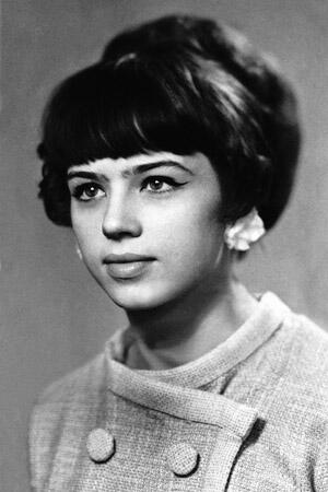 Я была большой модницей: высокая «бабетта», самодельные клипсы и глаза, подведенные черными «стрелками» Я была большой модницей: высокая «бабетта», самодельные клипсы и глаза, подведенные черными «стрелками»