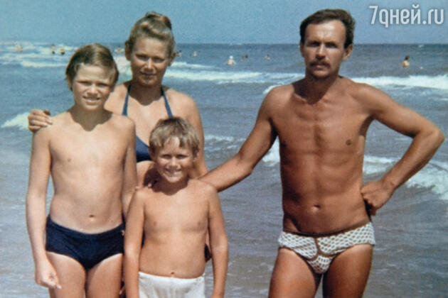 «Родители мои — люди очень страстные, эмоциональные, темпераментные, и в какой-то момент им стало ясно: больше находиться вместе невозможно. Слишком уж наэлектризованной становилась атмосфера вокруг. Развелись. И после этого ни разу не виделись» «Родители мои — люди очень страстные, эмоциональные, темпераментные, и в какой-то момент им стало ясно: больше находиться вместе невозможно. Слишком уж наэлектризованной становилась атмосфера вокруг. Развелись. И после этого ни разу не виделись»