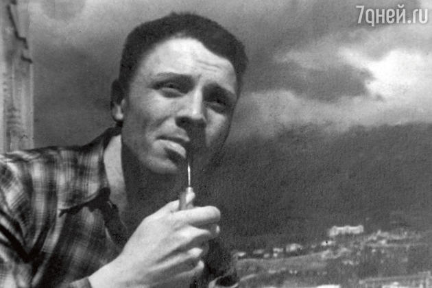 Отец — Валентин Иванович Кадочников. Начало 1940-х гг. Отец — Валентин Иванович Кадочников. Начало 1940-х гг.