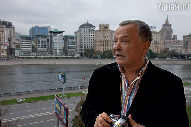 «Мама была почти всегда в кого-нибудь влюблена — и это в ее-то возрасте! Я вот не унаследовал ее счастливого, легкого отношения к жизни. С грустью оглядываюсь назад» «Мама была почти всегда в кого-нибудь влюблена — и это в ее-то возрасте! Я вот не унаследовал ее счастливого, легкого отношения к жизни. С грустью оглядываюсь назад»