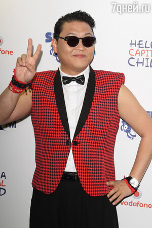 Мужчина, который изображал PSY, развлекался на вечеринках и позировал фотографам со знаменитостями Мужчина, который изображал PSY, развлекался на вечеринках и позировал фотографам со знаменитостями