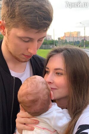 Юлия Липницкая и Влад Тарасенко с дочкой Юлия Липницкая и Влад Тарасенко с дочкой