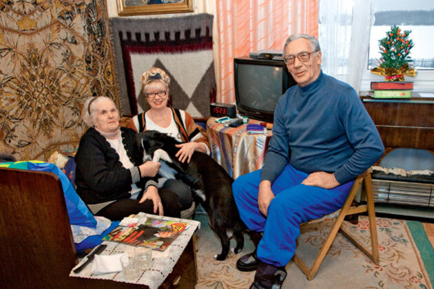 «На мое 90-летие Аля и Робик все по-Сашиному постарались сделать — так трогательно меня поздравили. И соседи приходили, и ивановские знакомые, и родственники. А вот из друзей Саши никто не позвонил и не приехал. А я все ждала. И вспоминала, как шикарно они меня чествовали, когда Саша был жив...» «На мое 90-летие Аля и Робик все по-Сашиному постарались сделать — так трогательно меня поздравили. И соседи приходили, и ивановские знакомые, и родственники. А вот из друзей Саши никто не позвонил и не приехал. А я все ждала. И вспоминала, как шикарно они меня чествовали, когда Саша был жив...»