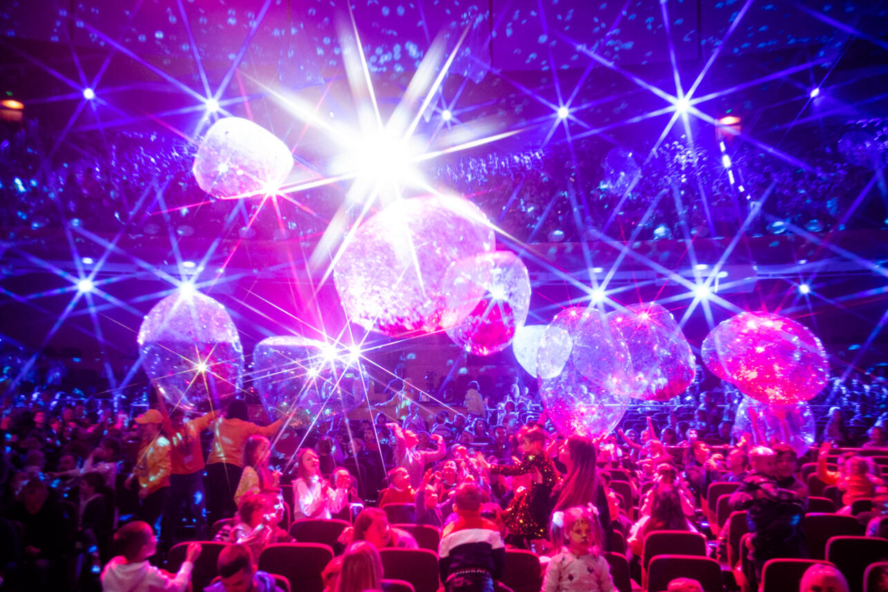 Новогоднее мегашоу «Тайна семьи Деда Мороза» елка во Дворце Ирины Винер в Лужниках