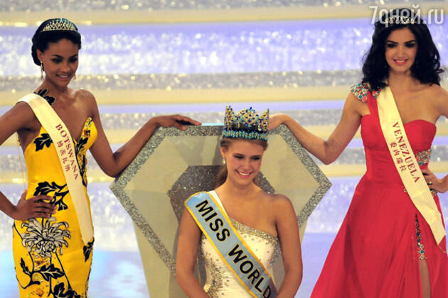 «Мисс Мира 2010» стала 18-летняя американка Александриа Миллс. Первой вице-мисс стала жительница Ботсваны Эмма Вареус (слева), второй вице-мисс – участница из Венесуэлы Адриана Васини (справа) «Мисс Мира 2010» стала 18-летняя американка Александриа Миллс. Первой вице-мисс стала жительница Ботсваны Эмма Вареус (слева), второй вице-мисс – участница из Венесуэлы Адриана Васини (справа)