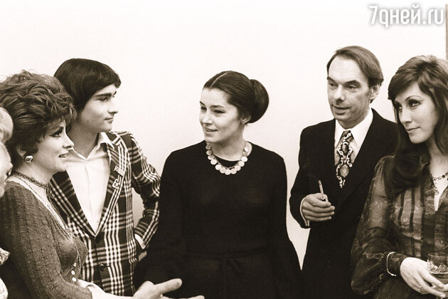 С Джиной Лоллобриджидой, ее сыном, Ириной Мирошниченко и Алексеем Баталовым на VIII Московском кинофестивале С Джиной Лоллобриджидой, ее сыном, Ириной Мирошниченко и Алексеем Баталовым на VIII Московском кинофестивале