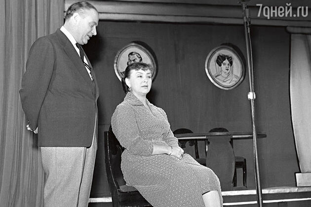 Родители Андрея Миронова Мария Миронова и Александр Менакер в 50—60-е годы были самым популярным эстрадным дуэтом в СССР. 1959 г. Родители Андрея Миронова Мария Миронова и Александр Менакер в 50—60-е годы были самым популярным эстрадным дуэтом в СССР. 1959 г.