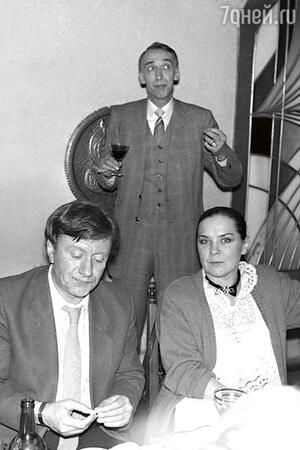 «Только с Ларисой Голубкиной, на мой взгляд, Миронов нашел то, что искал. Ему нужна была женщина, которая разделит с ним всю его жизнь и даже посмотрит снисходительно на его увлечения. Женщина-друг… Голубкина на многое закрывала глаза» «Только с Ларисой Голубкиной, на мой взгляд, Миронов нашел то, что искал. Ему нужна была женщина, которая разделит с ним всю его жизнь и даже посмотрит снисходительно на его увлечения. Женщина-друг… Голубкина на многое закрывала глаза»