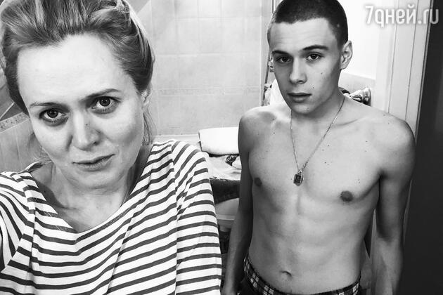 Анна Михалкова с сыном Андреем Анна Михалкова с сыном Андреем