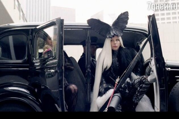 Леди Гага в клипе «G.U.Y.» Леди Гага в клипе «G.U.Y.»